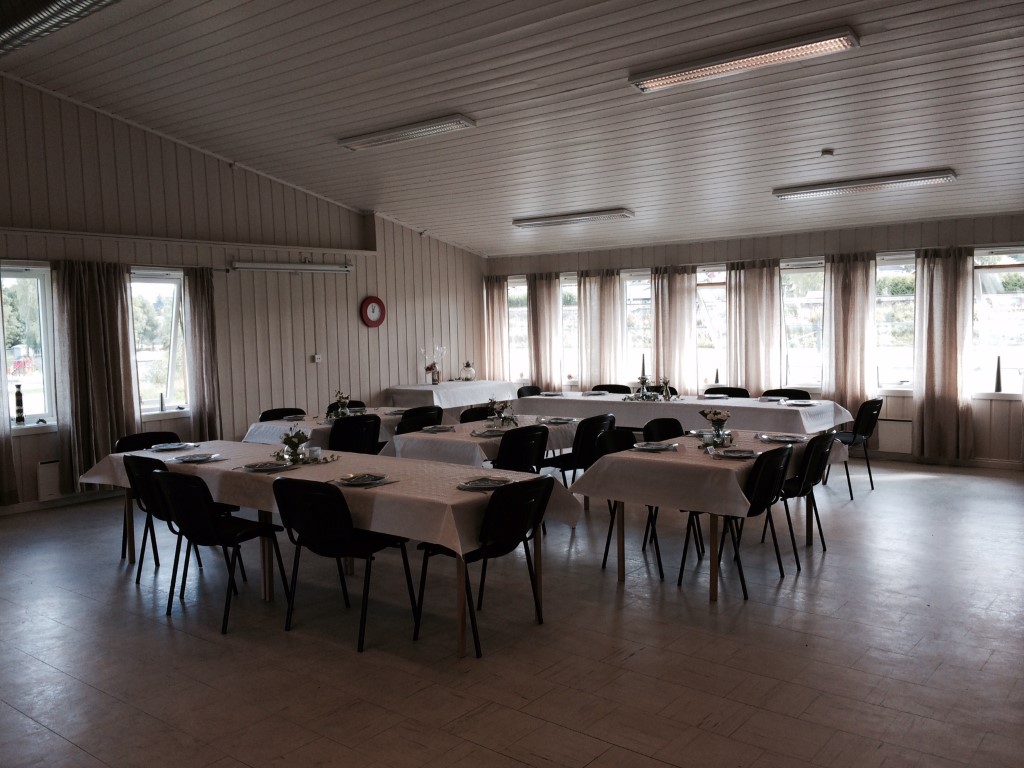 Storsalen med stoler og bord dekket til selskap